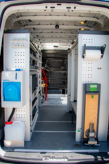 Interior de van equipada con taller móvil