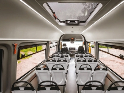 Interior de van con asientos y pasillo central
