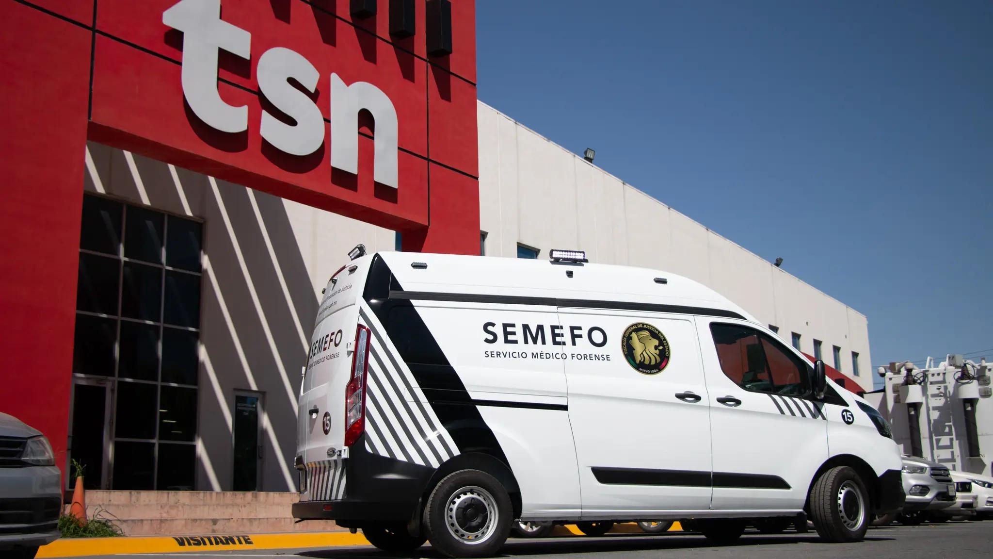 Unidad especializada de SEMEFO estacionada frente a la fachada de la planta TSN