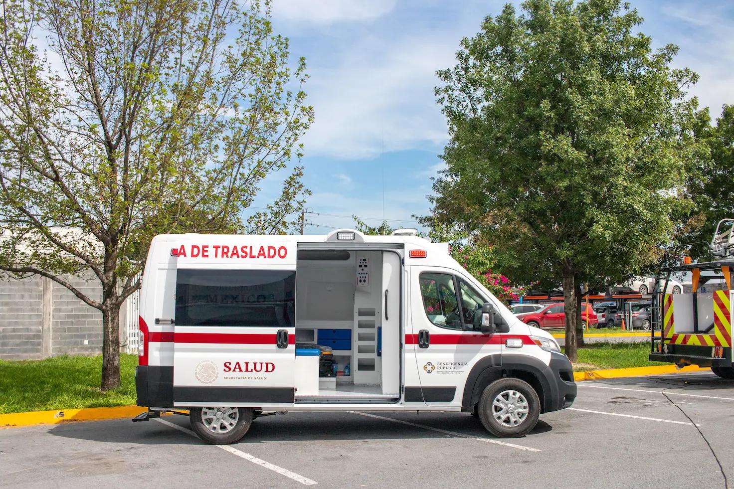 Ambulancia Génova Tipo II con acceso lateral al área de atención.