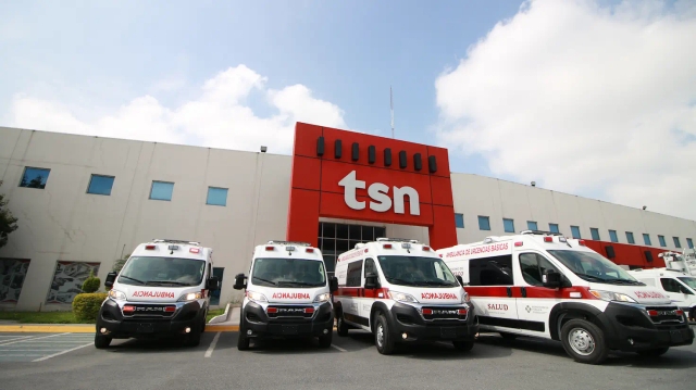 Edificio TSN con flota de vehículos estacionados