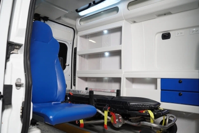 Módulo de paciente de ambulancia Tipo II con gabinetes médicos y asiento azul