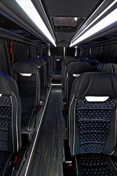 Interior de van para pasajeros con asientos reclinables y acabados premium