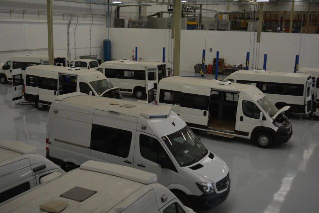 Línea de producción en la planta Apodaca con ambulancias modelos Oregon y Génova en proceso de ensamble