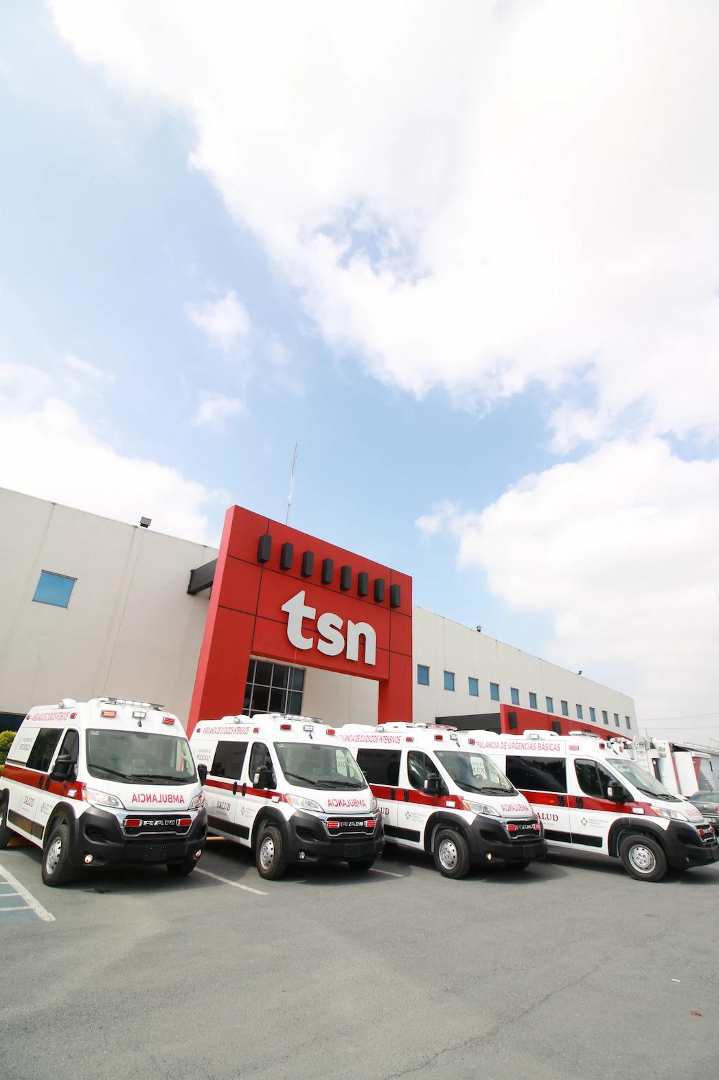Ambulancias Tipo II estacionadas frente a la fachada de la planta TSN en Apodaca