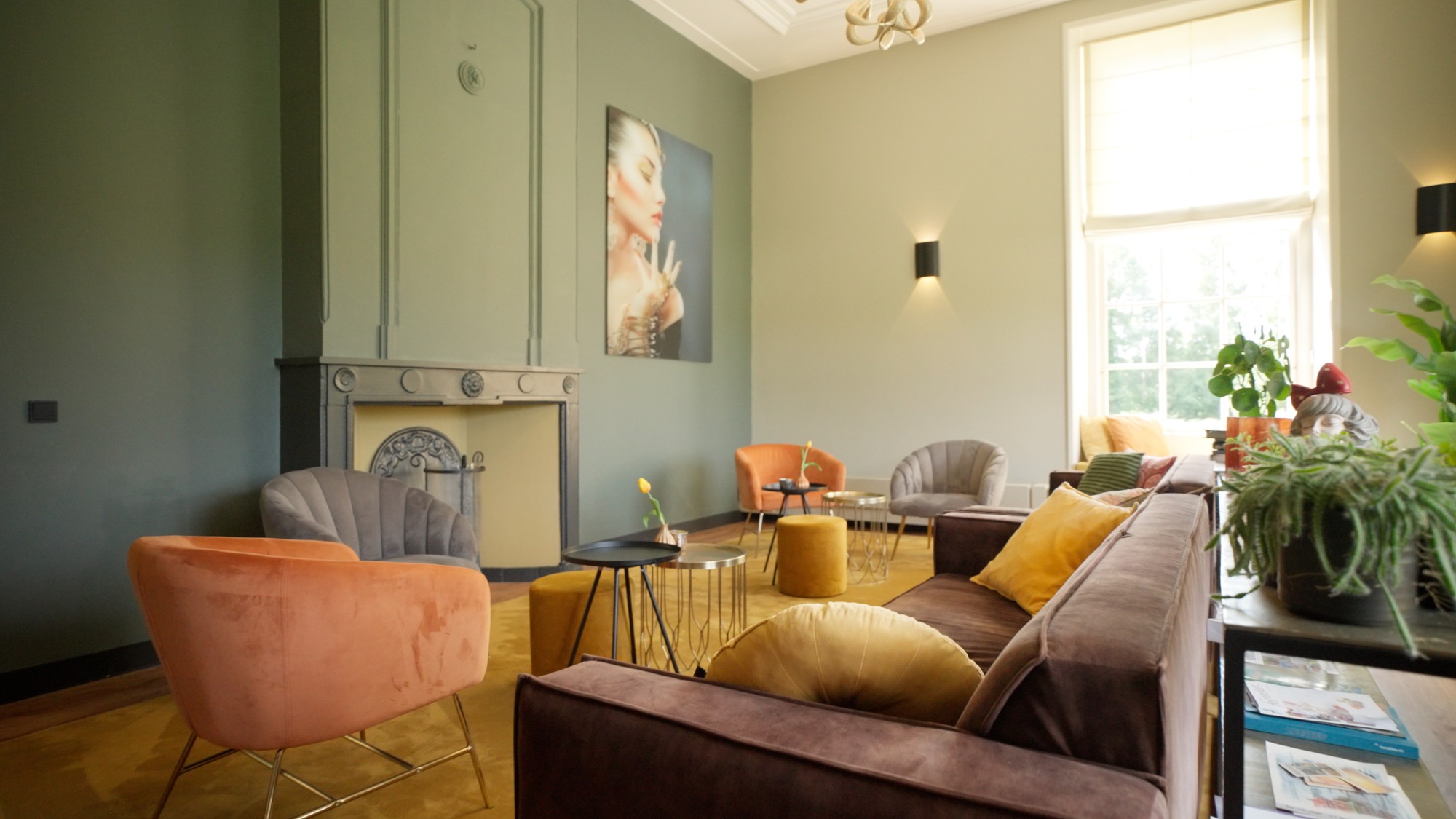 Binnenruimte met bank en stoelen