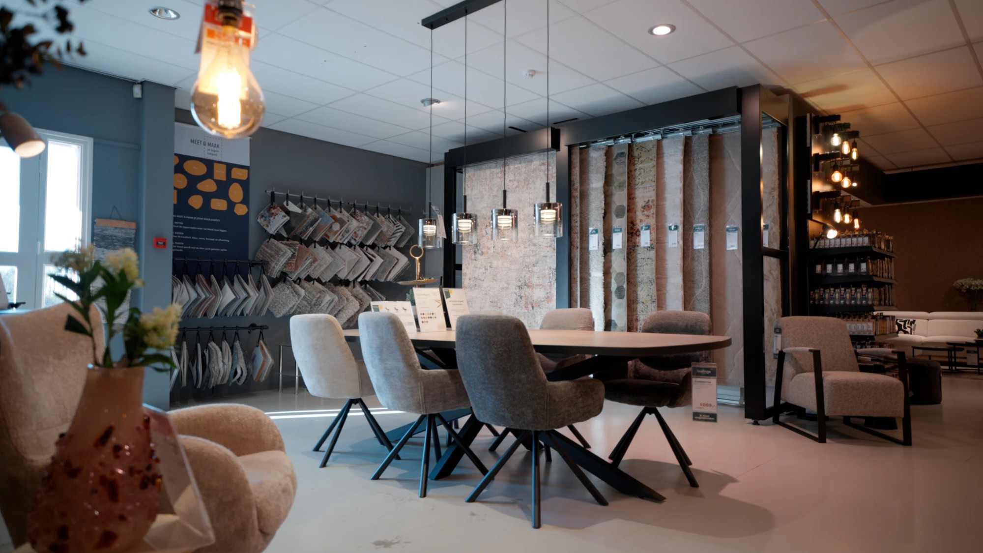 Vergadertafel met stalen van vloerkleden