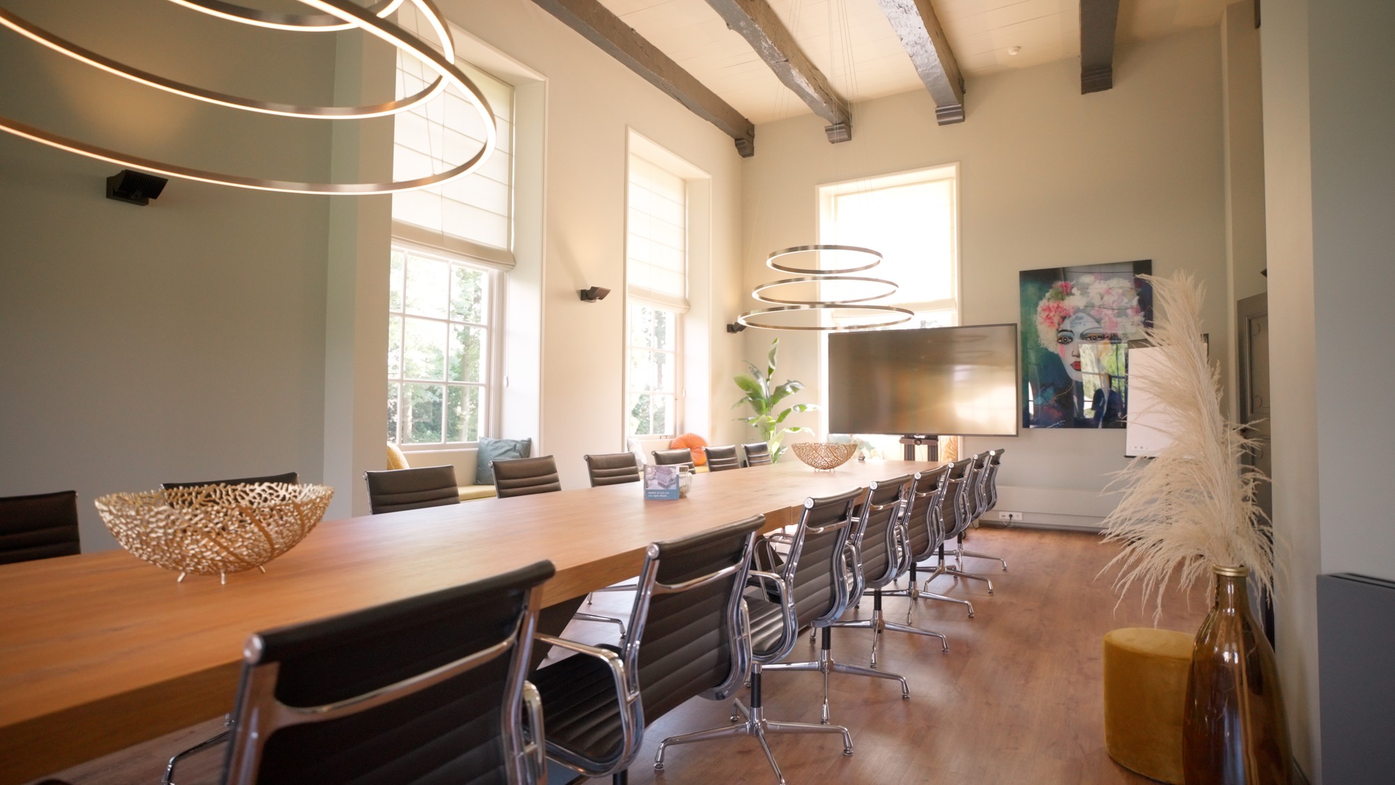 Vergaderzaal met veel stoelen
