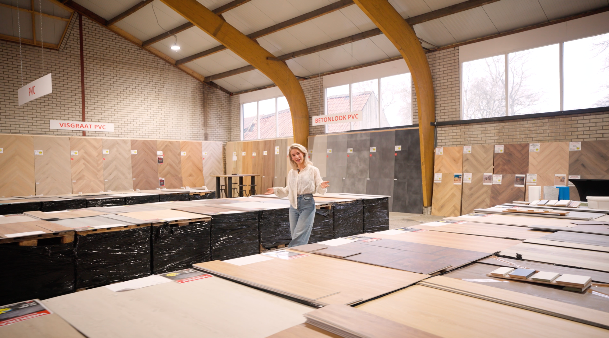 Vrouw in vloerenwinkel
