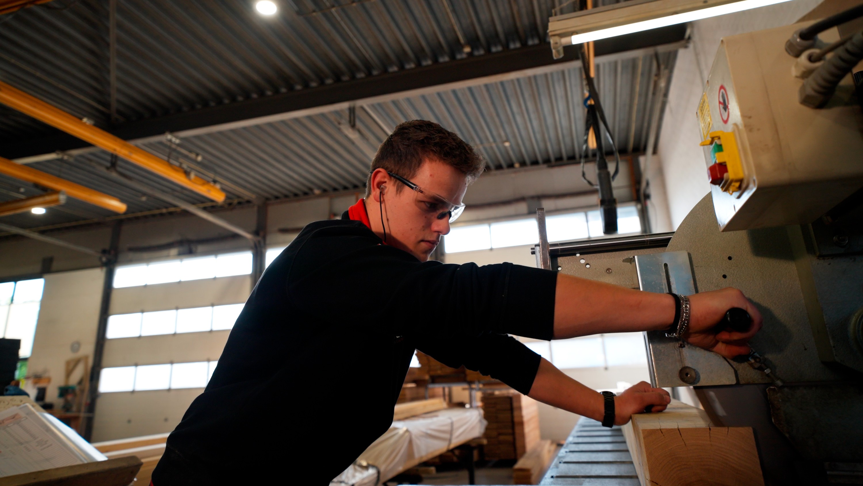 Monteur hout zagen