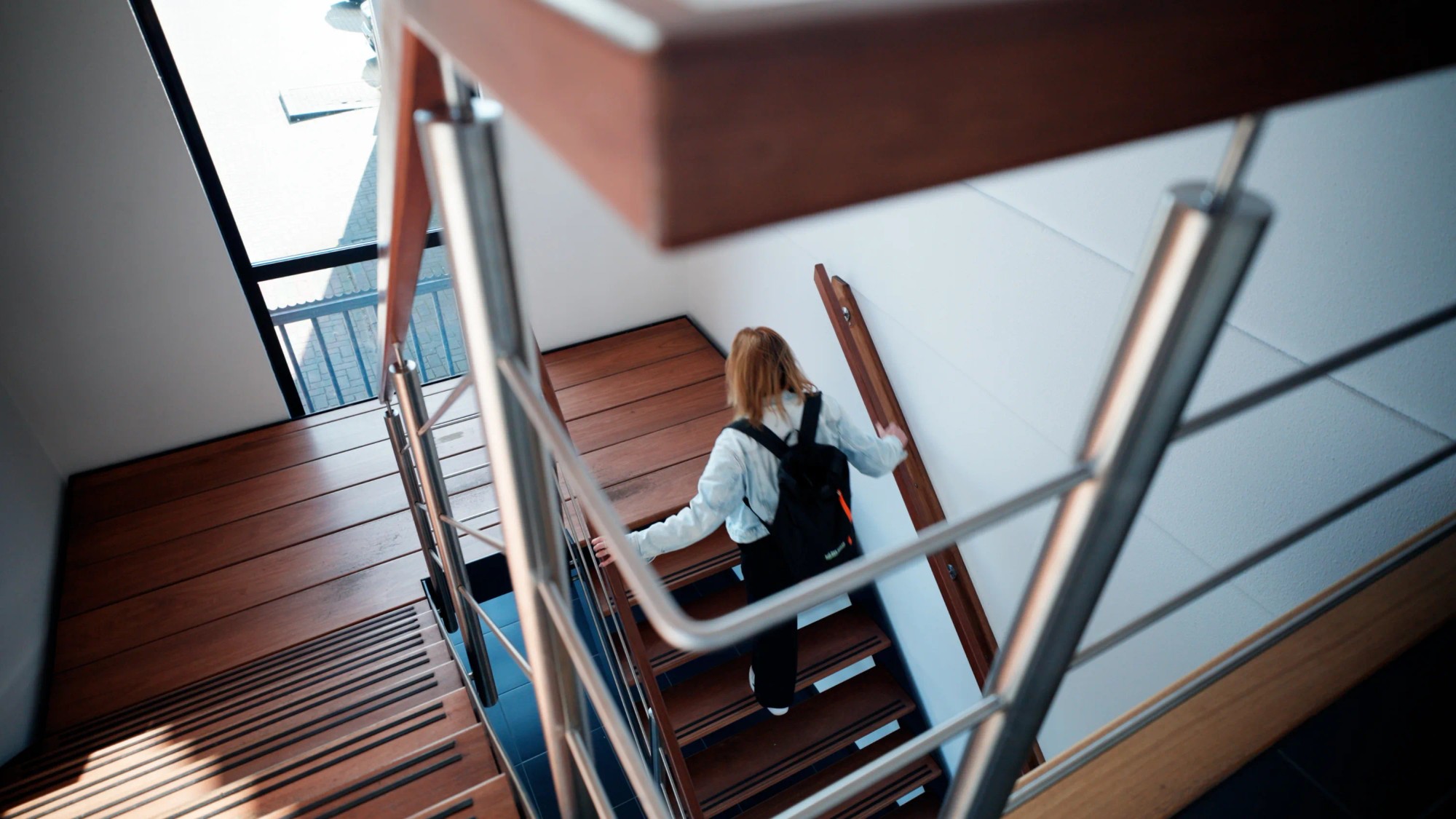 Werknemer loopt de trap op