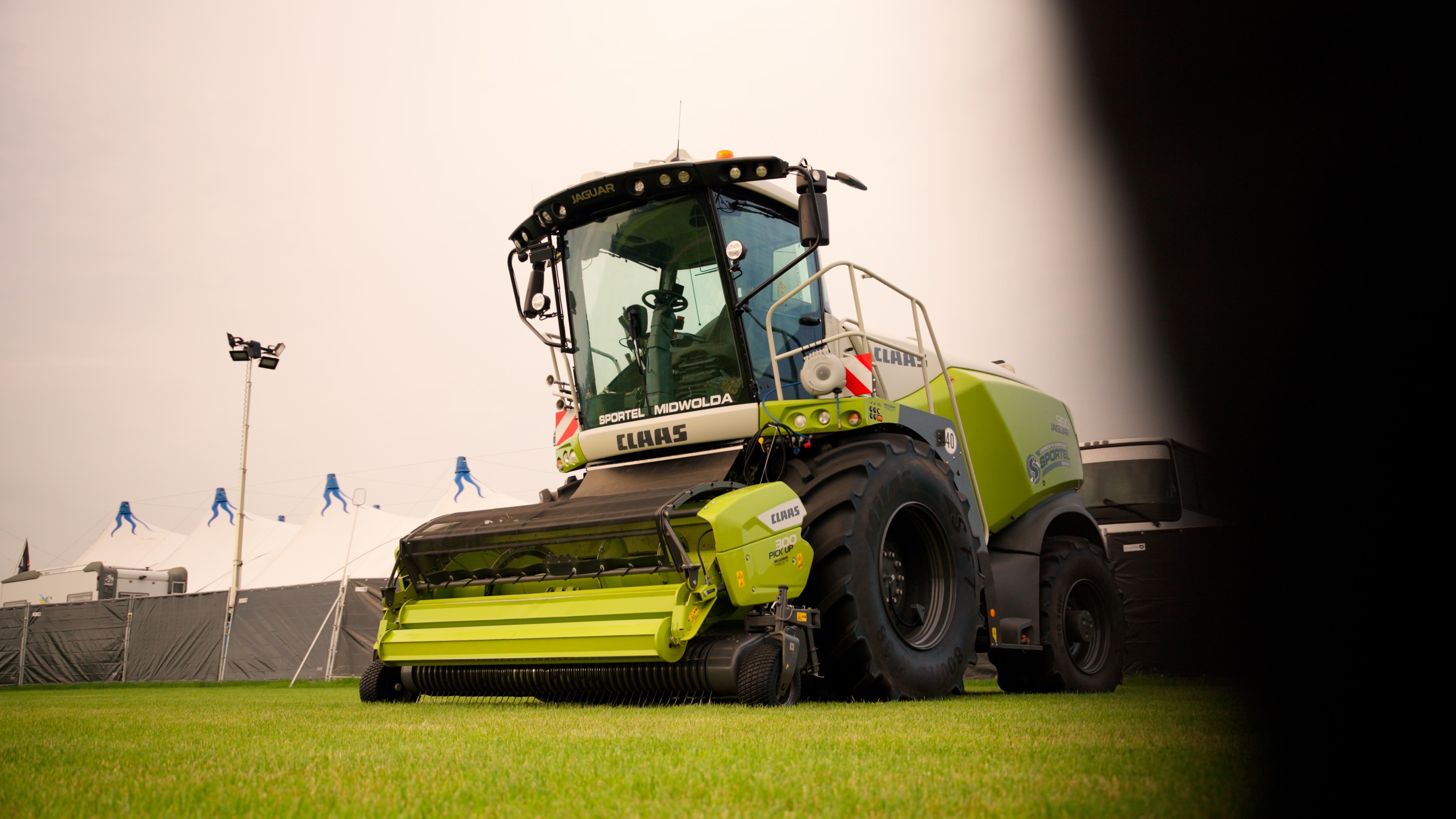 Maïskneuzer voor het festivalterrein