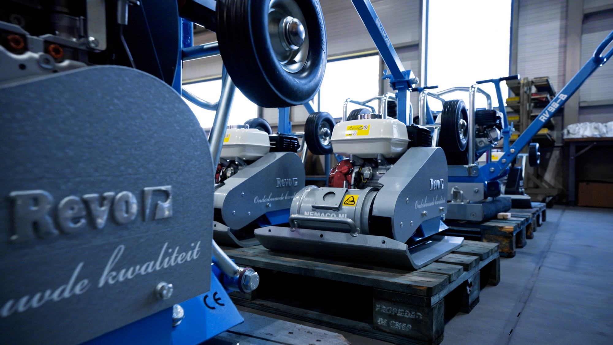 Pallets met machines