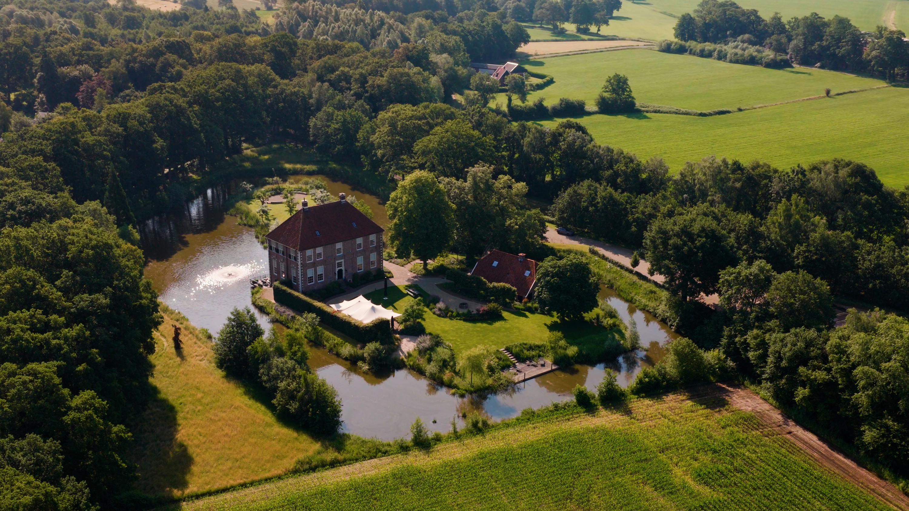 Dronebeeld locatie landhuis