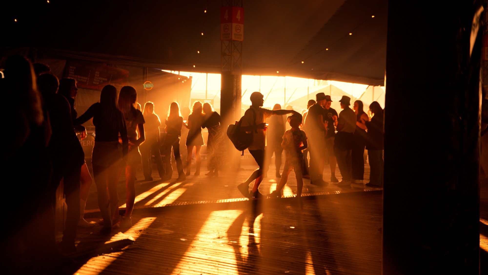 Dansende mensen tijdens zonsondergang