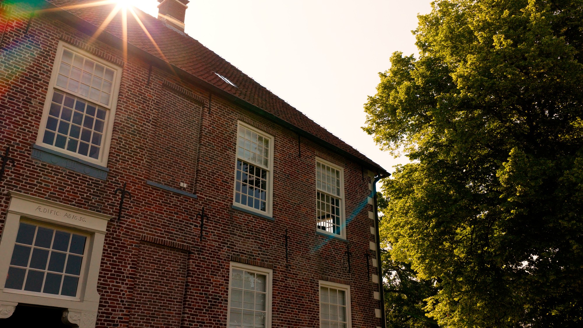 Landhuis met zon in de camera