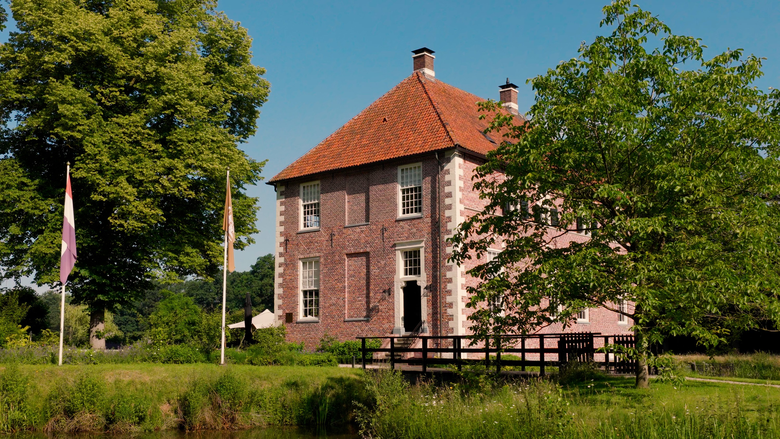 Landhuis vanaf de zijkant