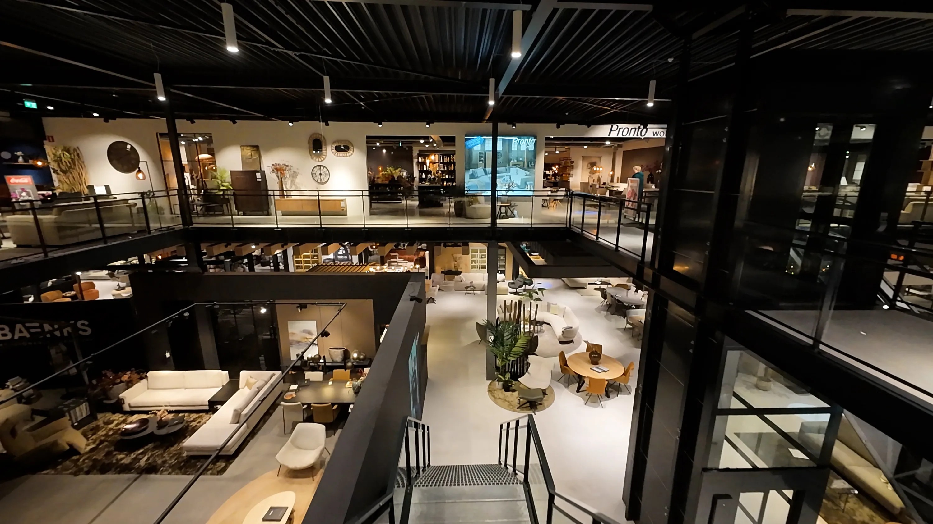 FPV dronebeeld binnenkant showroom