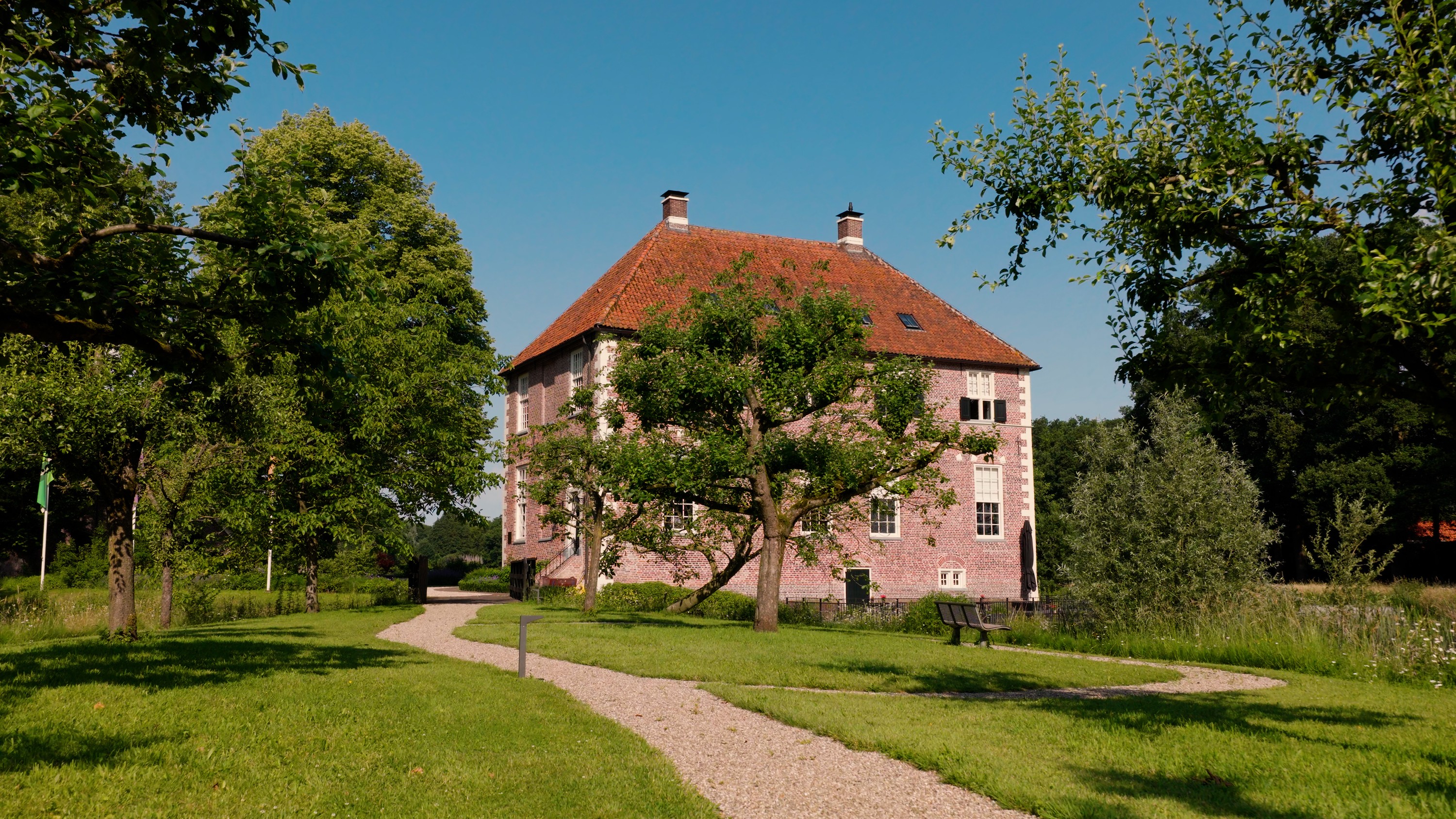 Landhuis met bomen ervoor