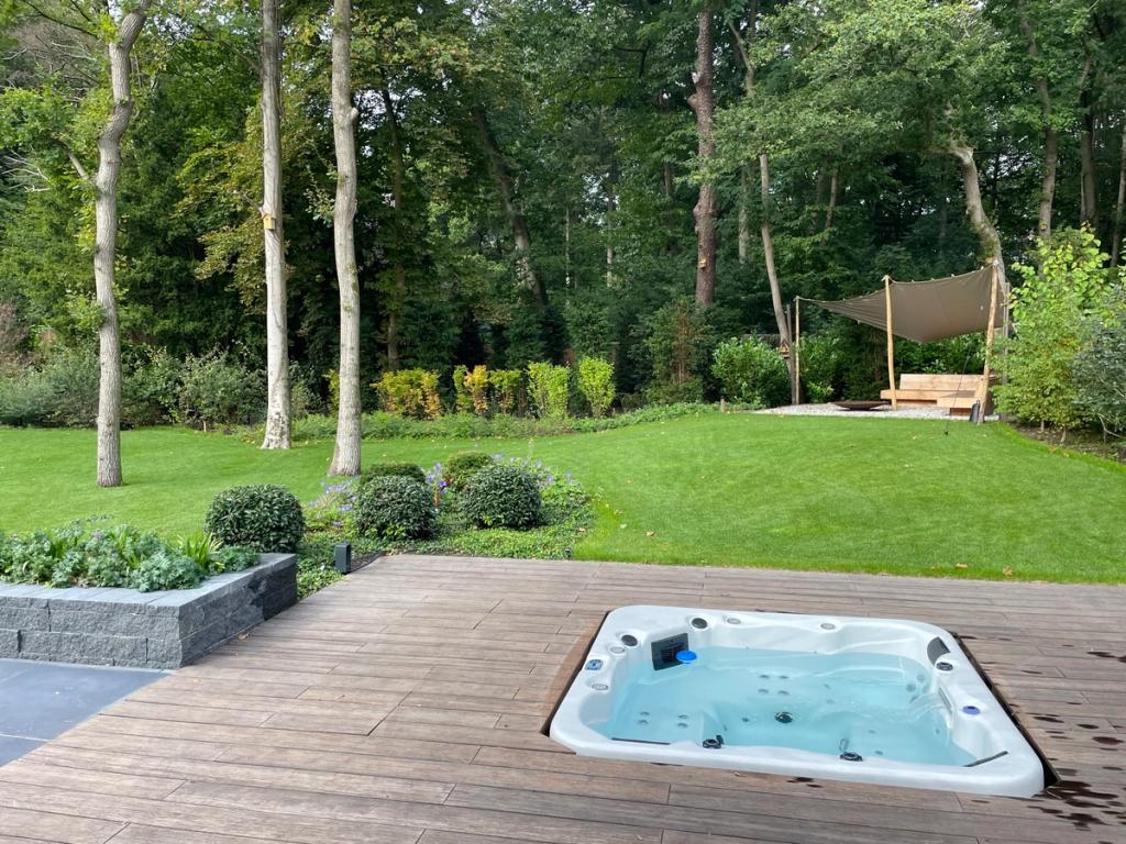 Tuin met Jacuzzi