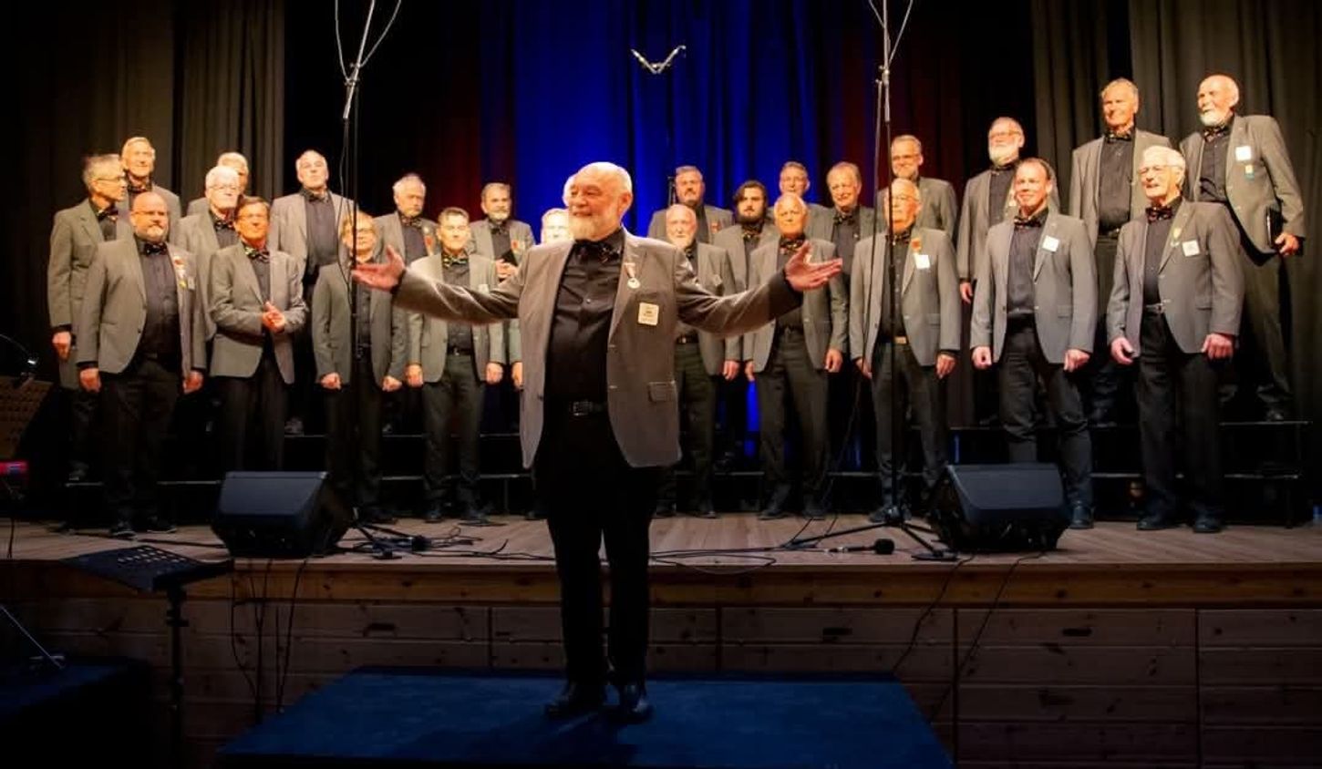 Bilde av Ulstein mannskor med dirigent Robert Skeide i front.