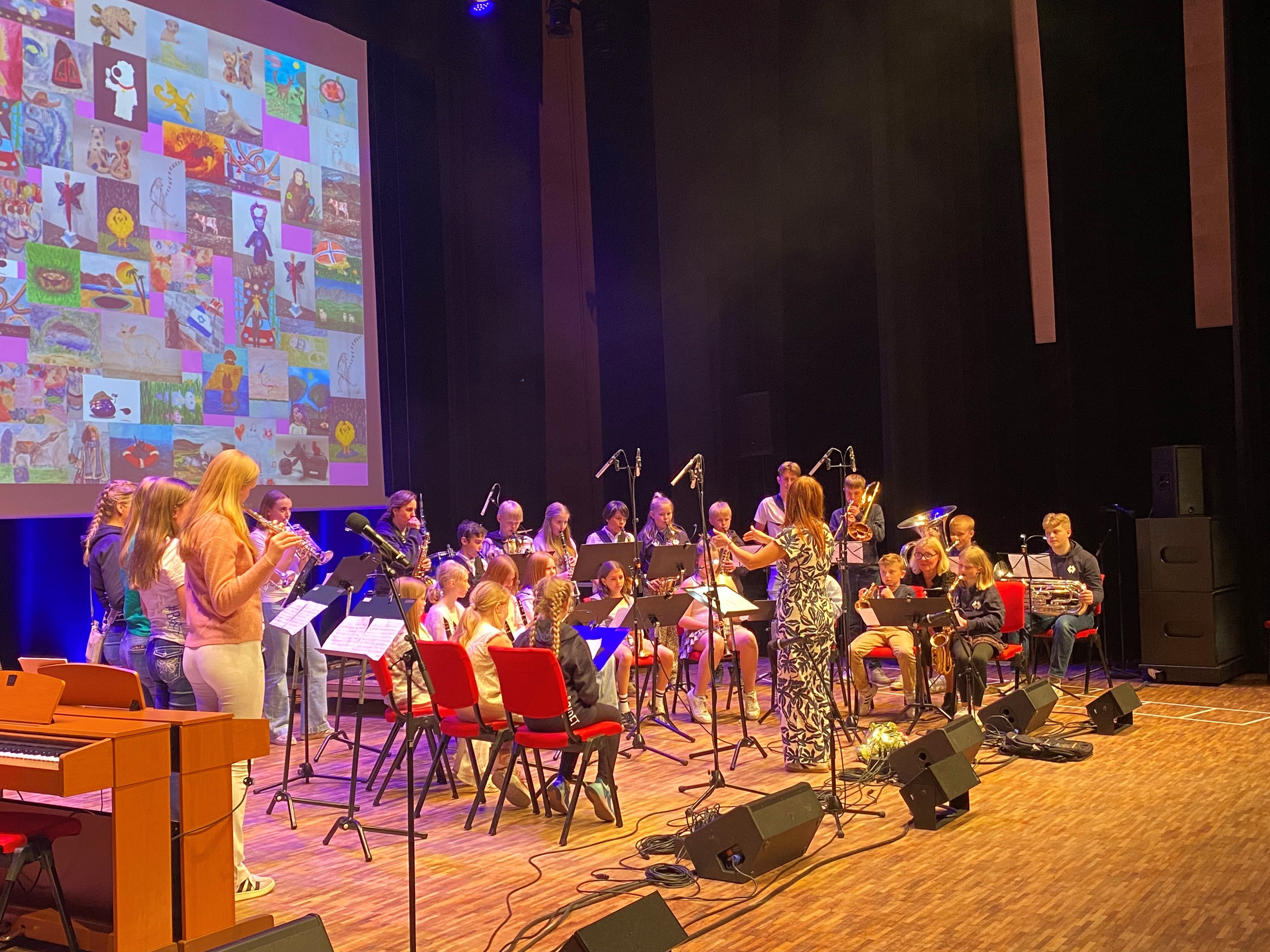 Bilde av elevar frå Ulstein kulturskule på scena på Sjøborg