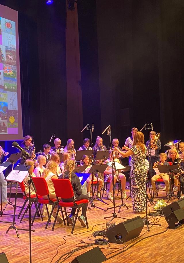 Bilde av elevar frå Ulstein kulturskule på scena på Sjøborg
