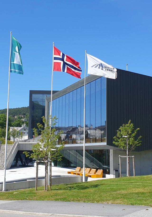 Ulstein Arena med flagg