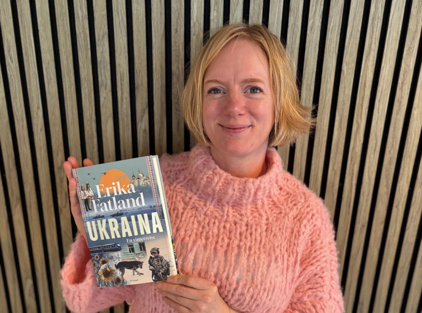 Bilde av Erika Fatland med boka Ukraina.