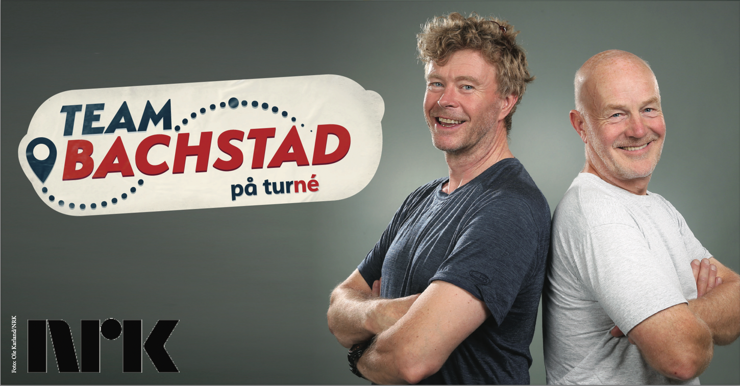Foto av duoen i Team Bachstad med teksta Team Bachstad på turné og logoen til NRK.