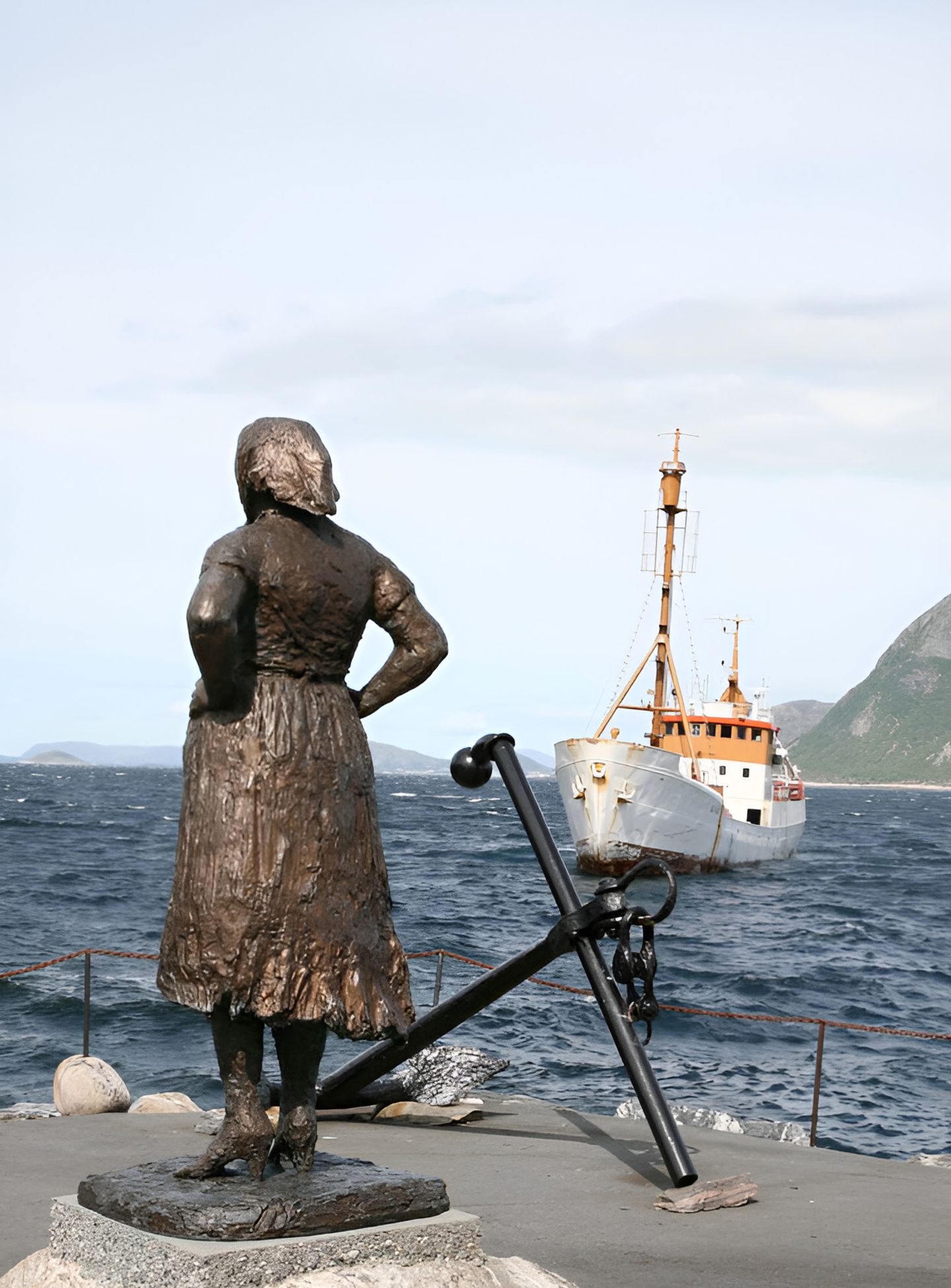 Foto av Ishavskjerringa og Polarstar. Foto Sigrid Jønsson, Ishavsmuseet Aarvak