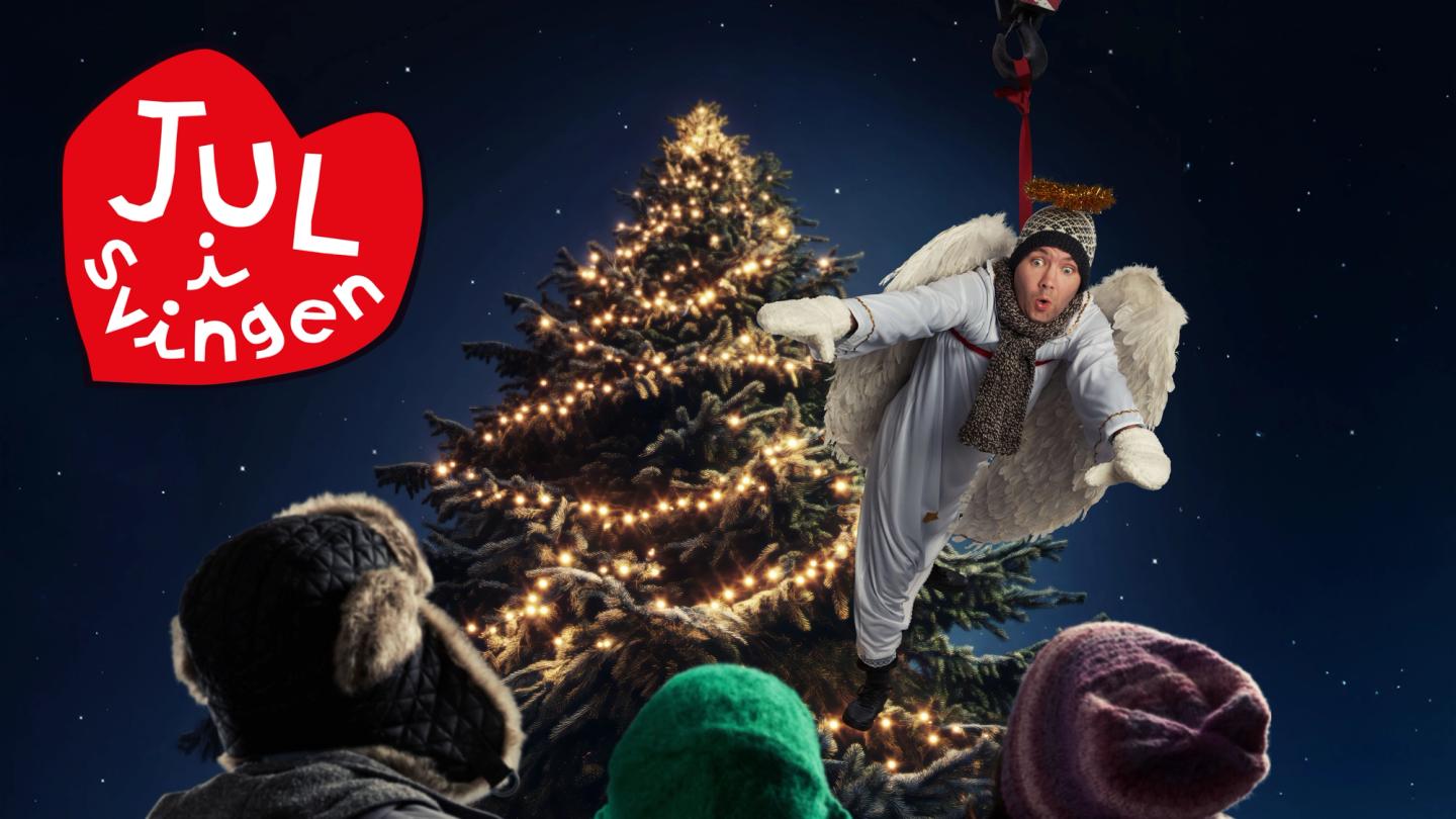 Bilde frå Jul i Svingen med logo i venstre hjørne, eit juletre med ein flygande engel ved sidan av og bakhovuda til tre born foran juletreet.