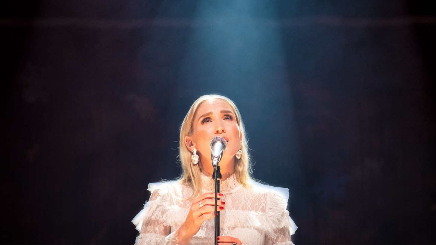 Bilde av Christel Alsos bak ein mikrofon.