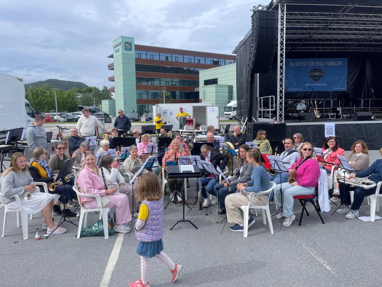 Bilde av Ulf utandørs på ein tidlegare sommarkonsert.