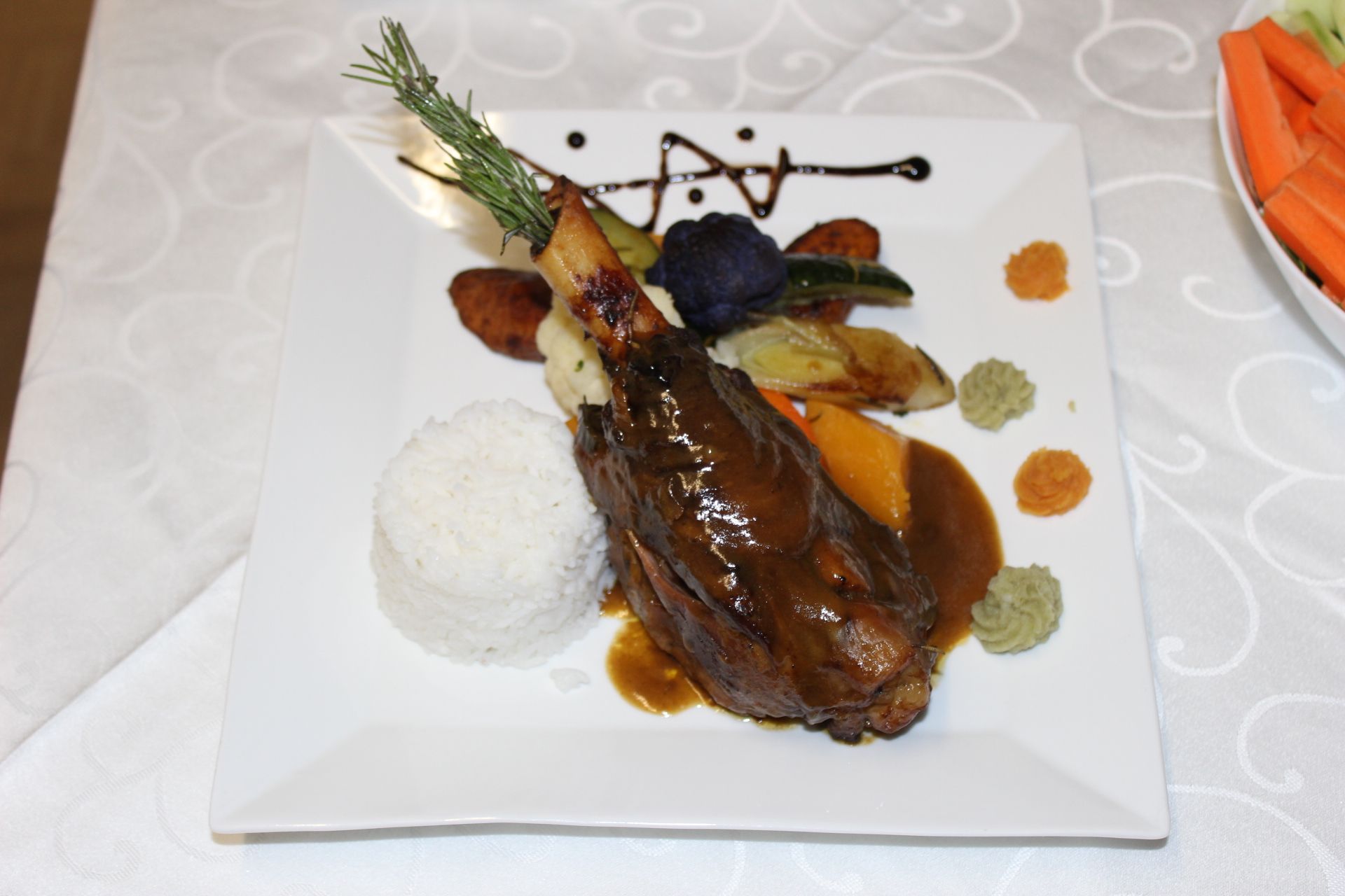 Plat avec une viande