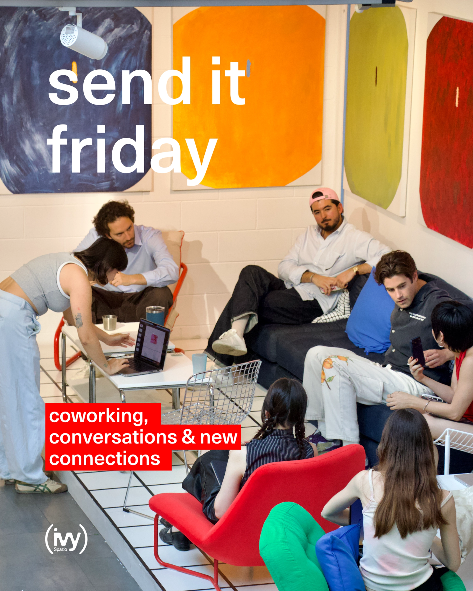 Partecipanti al primo Send It Friday presso Spazio ivy a Milano mentre condividono progetti, idee e opportunità di collaborazione.