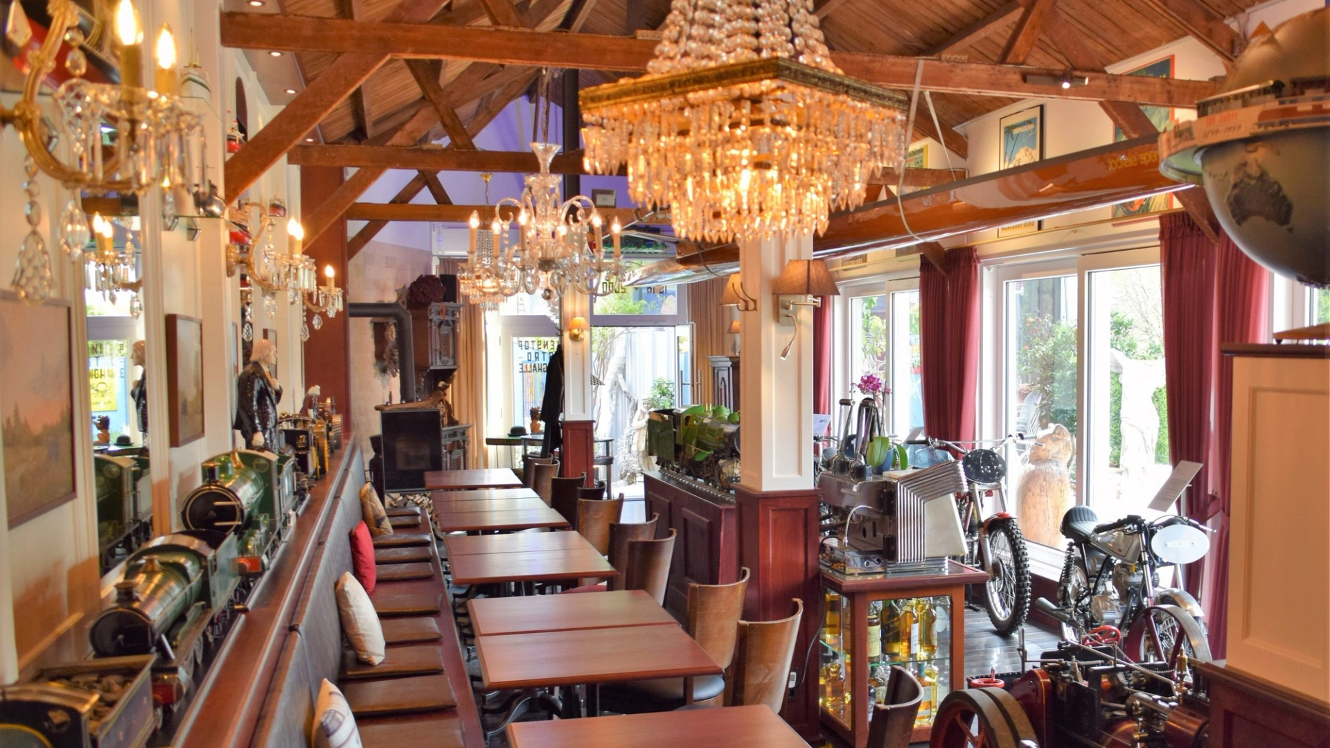 BOXENSTOP Auto & Spielzeug Museum + Bistro