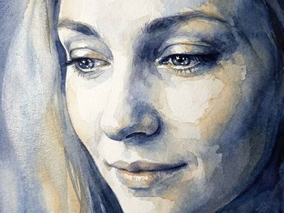 Женщина, освещенная мягким лунным светом, со звездами в глазах