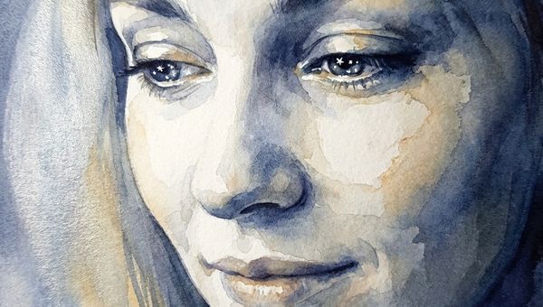 Женщина, освещенная мягким лунным светом, со звездами в глазах