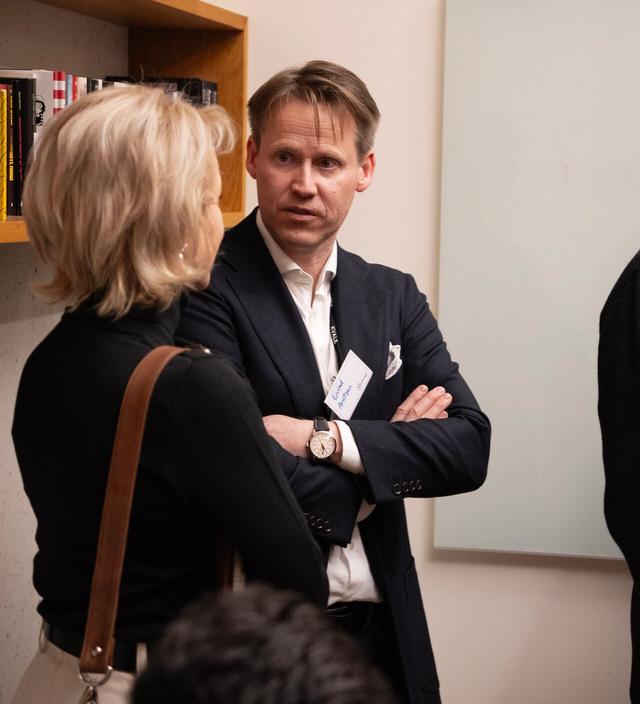 Eivind Arntsen i samtale med Merethe Smith (med ryggen til) fra Advokatforeningen