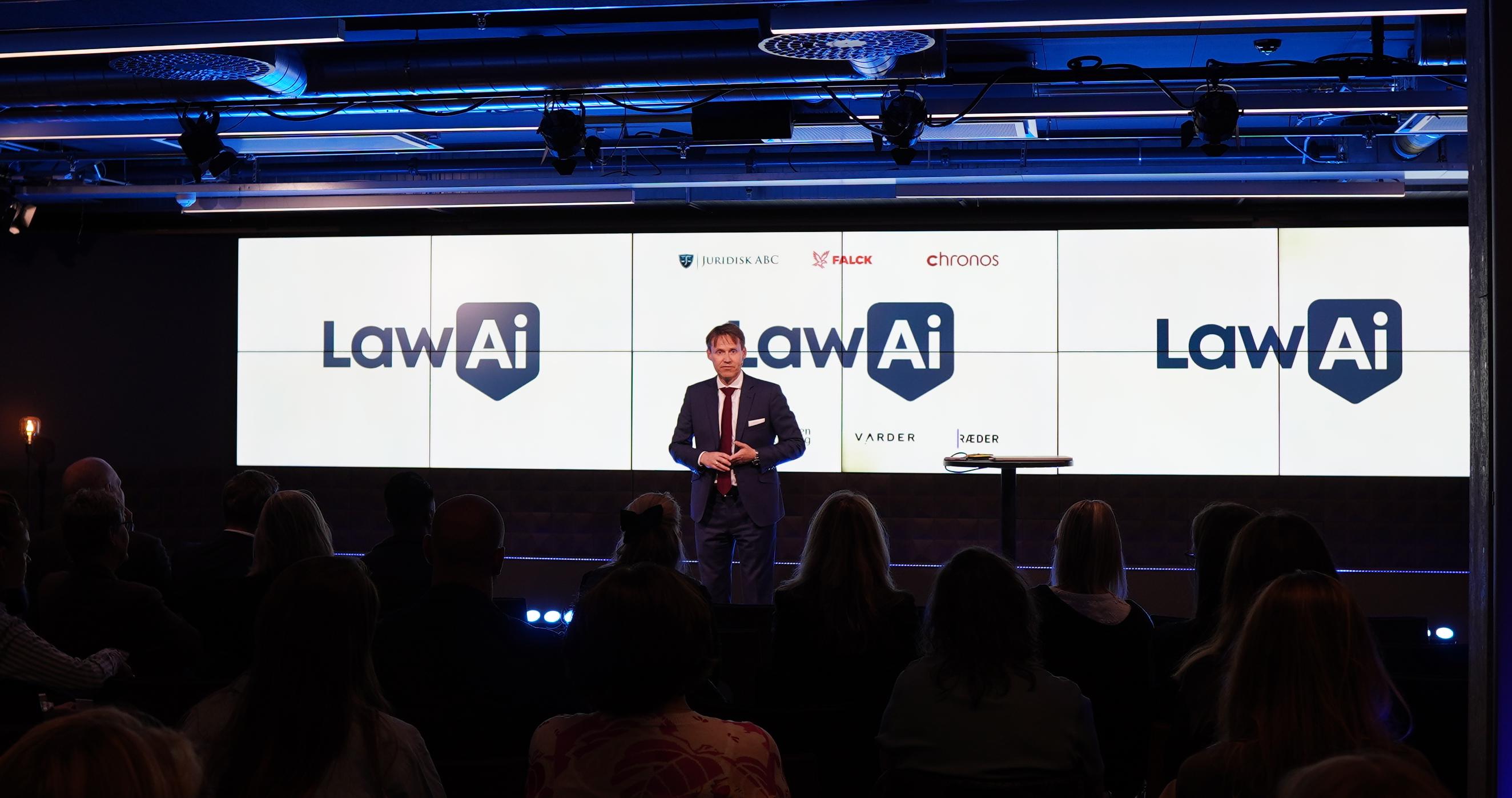 Eivind Arntsen foran storskjerm som presenterer hva Lawai er.