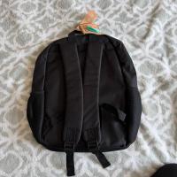 Mochila con lentejuelas plateadas y diseño de carita feliz