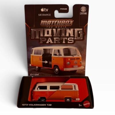 Auto a escala Matchbox Volkswagen T2B naranja y blanco en empaque de cartón Moving Parts