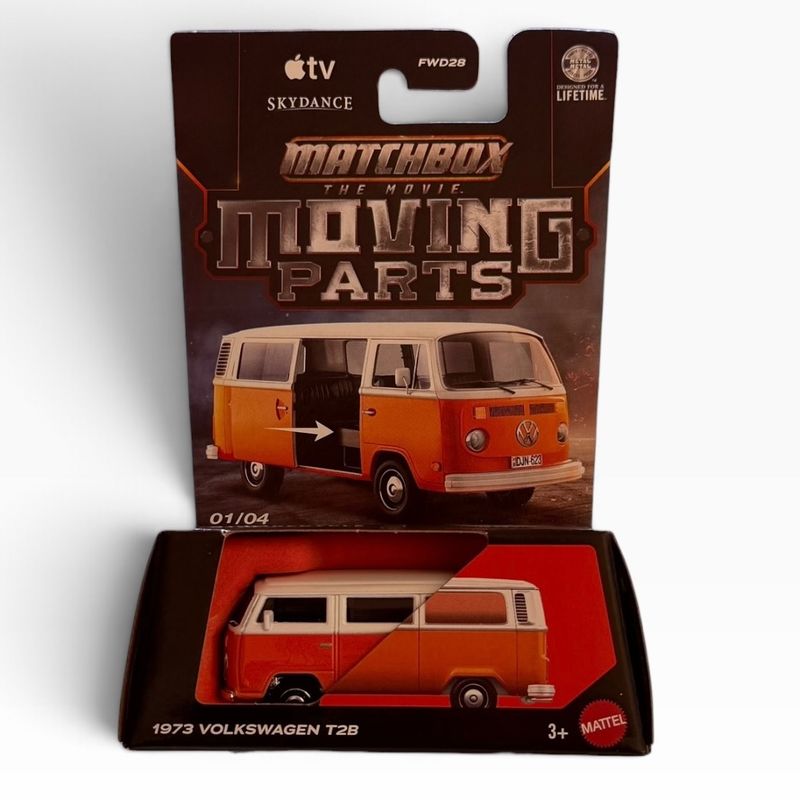 Auto a escala Matchbox Volkswagen T2B naranja y blanco en empaque de cartón Moving Parts