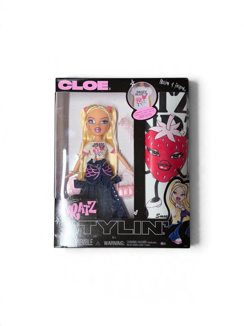 Muñeca Bratz Cloe rubia en caja negra con estampa de fresa grande y camiseta extra