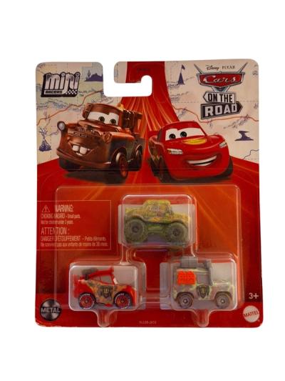 Empaque de carton con tres autos miniatura metalicos de Cars On The Road, incluyendo a Rayo McQueen con diseno de lodo