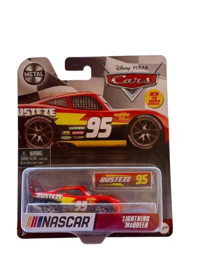 Auto a escala de Rayo McQueen Lightning McQueen NASCAR en empaque de carton con ventana transparente