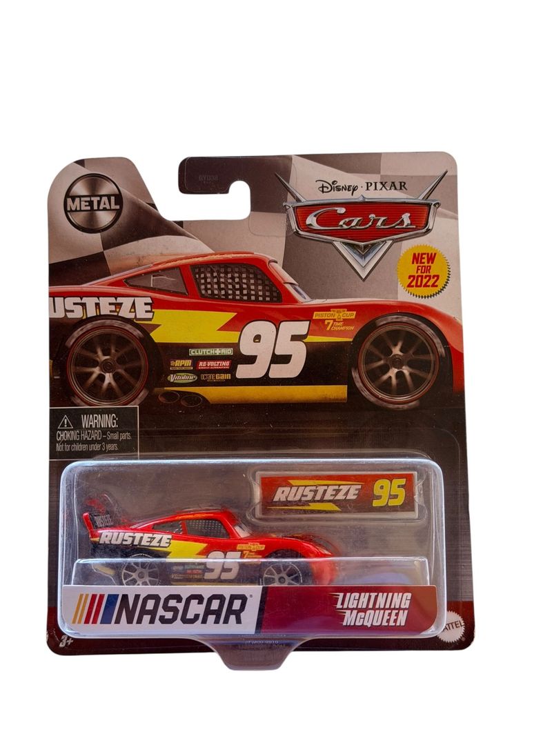 Auto a escala de Rayo McQueen Lightning McQueen NASCAR en empaque de carton con ventana transparente