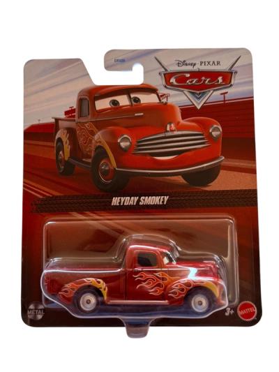 Auto de juguete de Smokey (Heyday Smokey) en su empaque original de Disney Pixar Cars con fondo rojo.