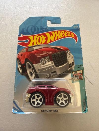 Hot Wheels Chrysler 300C Tooned Rojo 30/365